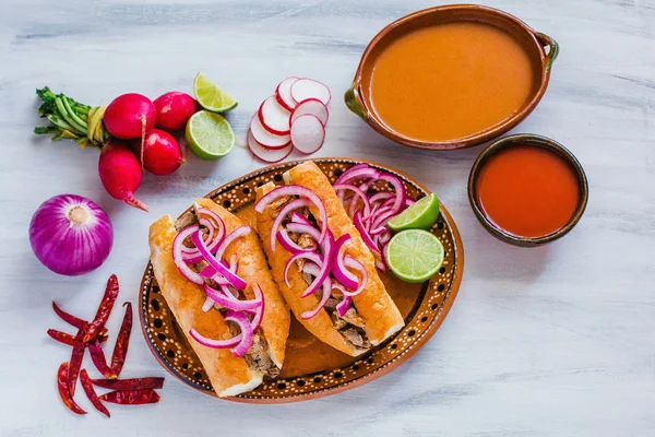 Tortas ahogadas, comida tradicional mexicana de Jalisco Guadalajara México, sándwich picante en salsa roja — Foto de Stock