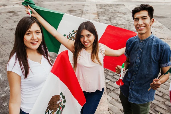 Pueblos mexicanos vitoreando con bandera de México, Viva México en el día de la independencia de México — Foto de Stock