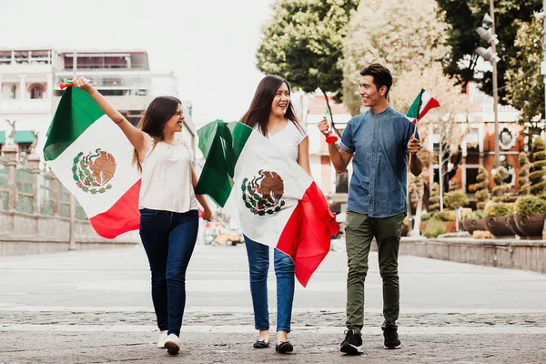 Pueblos mexicanos vitoreando con bandera de México, Viva México en el día de la independencia de México —  Fotos de Stock