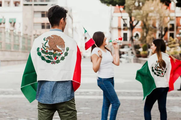 Pueblos mexicanos vitoreando con bandera de México, Viva México en el día de la independencia de México — Foto de Stock