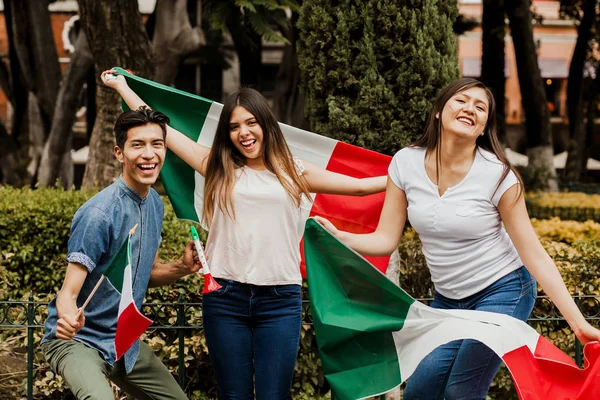 Pueblos mexicanos vitoreando con bandera de México, Viva México en el día de la independencia de México — Foto de Stock