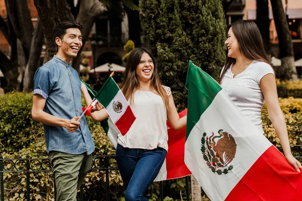 Pueblos mexicanos vitoreando con bandera de México, Viva México en el día de la independencia de México — Foto de Stock