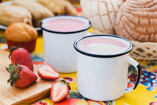 Atole de fresa, bebida tradicional mexicana e pão, feito com canela e morangos no México — Fotografia de Stock