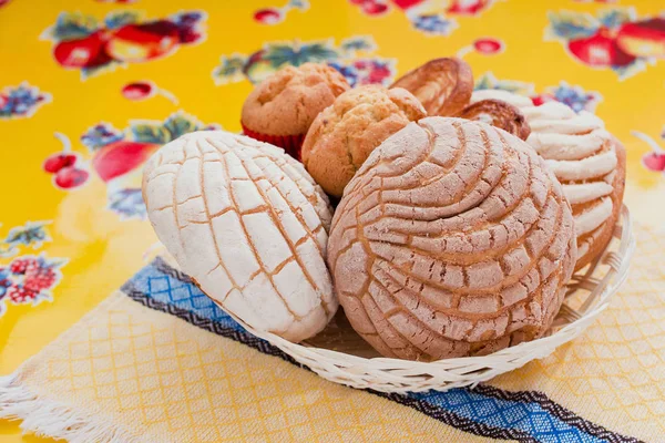 Pan dulce mexicano surtido en México, panadería tradicional de desayuno — Foto de Stock
