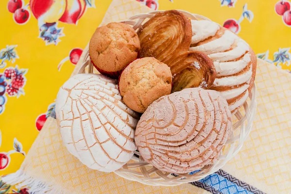 Pan dulce mexicano surtido en México, desayuno tradicional ba — Foto de Stock