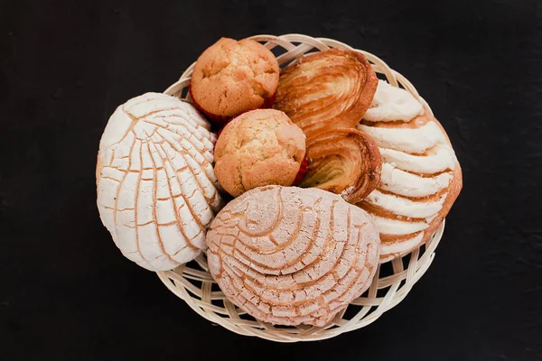 Pan dulce mexicano surtido en México, desayuno tradicional ba — Foto de Stock