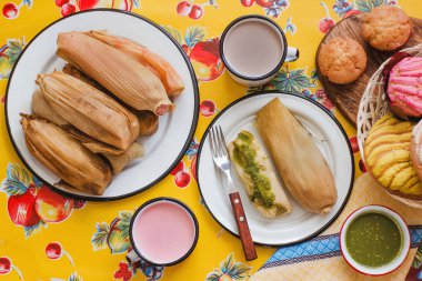 yeşil sos ve atole ile mısır yaprakları meksika tamales, Meksika'da Tamales Kahvaltı