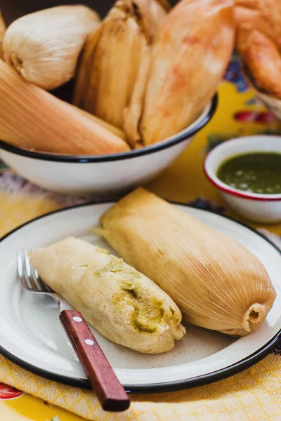 Tamales Mexicanos Hojas Maíz Con Salsa Verde Atole Tamales Desayuno — Foto de Stock