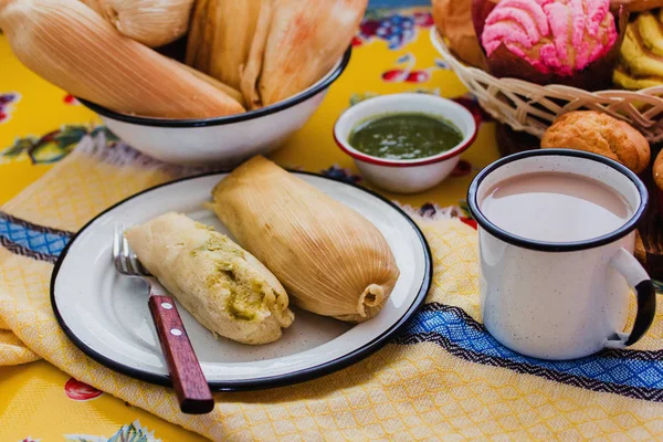 Tamales Mexicanos Hojas Maíz Con Salsa Verde Atole Tamales Desayuno —  Fotos de Stock