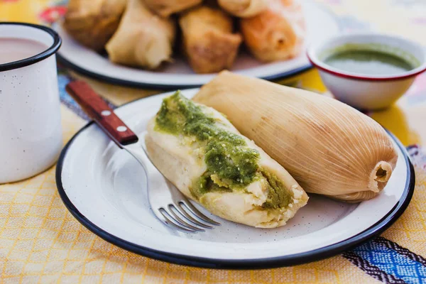 Tamales Mexicanos Hojas Maíz Con Salsa Verde Atole Tamales Desayuno — Foto de Stock