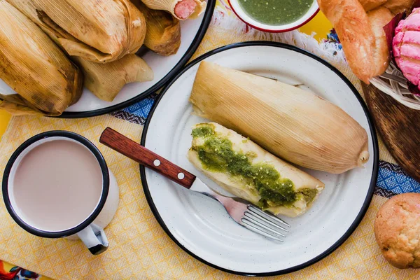 Tamales Mexicanos Hojas Maíz Con Salsa Verde Atole Tamales Desayuno —  Fotos de Stock