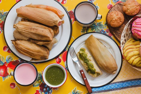 Meksykański Tamales Liści Kukurydzy Zielonym Sosem Atolem Tamales Śniadanie Meksyku — Zdjęcie stockowe