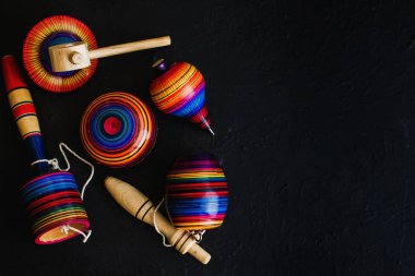 siyah arka plan üzerinde Meksika'da Ahşap, balero, yoyo ve trompo meksika oyuncakları