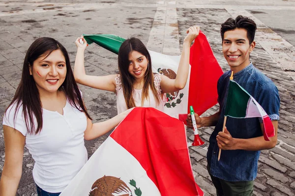 Chicos mexicanos animando a Viva México en el día de la independencia en la ciudad de México — Foto de Stock