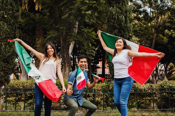 Viva México, mexicanos con bandera de México en el día de la independencia en la ciudad de México — Foto de Stock