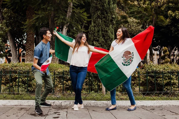 Viva México, caras mexicanos com bandeira do México no dia da independência na cidade do México — Fotografia de Stock