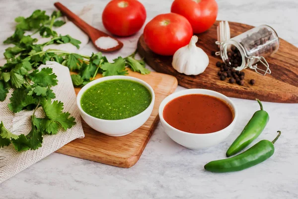 Salsas rojas y verdes mexicanas, salsa picante de chile picante hecha con chile, ajo y tomates, comida en la ciudad de México —  Fotos de Stock
