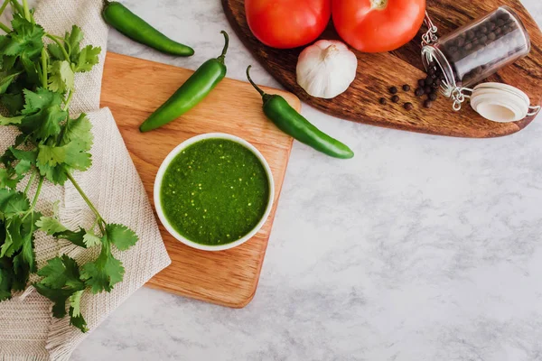 Salsa verde mexicana, salsa picante de chile picante hecha con chile, ajo y tomates, comida en México —  Fotos de Stock