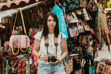 İspanyol kız Meksika gezisinde seyahat kamerası ile fotoğraf yapma, Latin Amerika'da yaz tatilleri