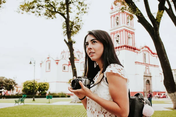 Spanyol Kız Meksika Gezisinde Seyahat Kamerası Ile Fotoğraf Yapma Latin — Stok fotoğraf