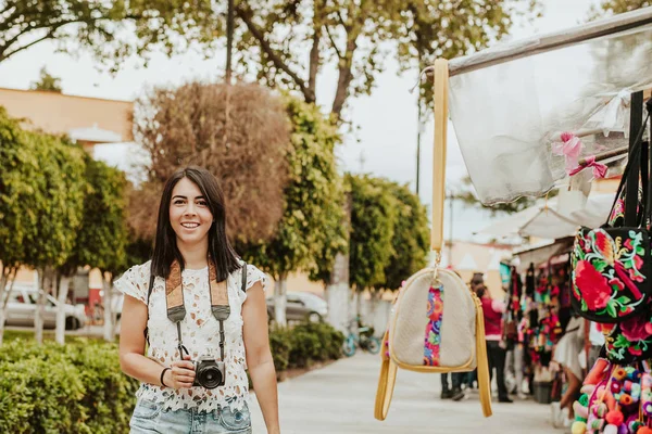 Viajera Comprando Souvenirs Tradicional Mercado Mexicano Las Calles México Turistas — Foto de Stock