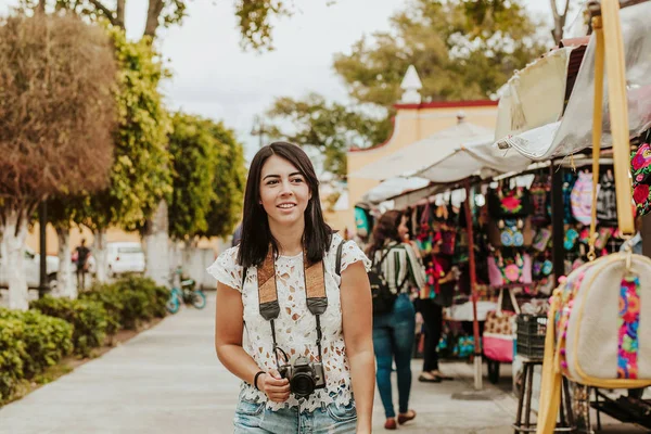 Κορίτσι Του Ταξιδιώτη Αγοράζοντας Αναμνηστικά Στην Παραδοσιακή Μεξικάνικη Αγορά Στο — Φωτογραφία Αρχείου