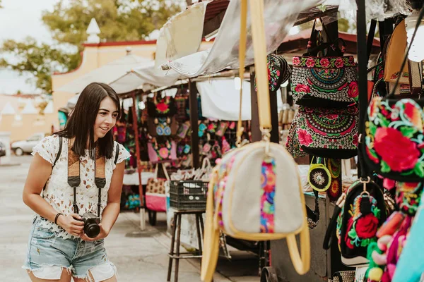 Menina Viajante Comprando Lembranças Mercado Mexicano Tradicional Nas Ruas México — Fotografia de Stock