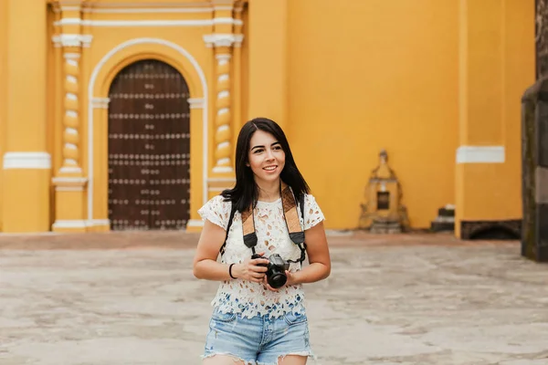 Spanyol Kız Meksika Gezisinde Seyahat Kamerası Ile Fotoğraf Yapma Latin — Stok fotoğraf