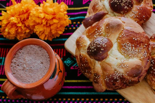 Pan de Muerto, pan dulce mexicano en celebración del Día de los Muertos en México — Foto de Stock