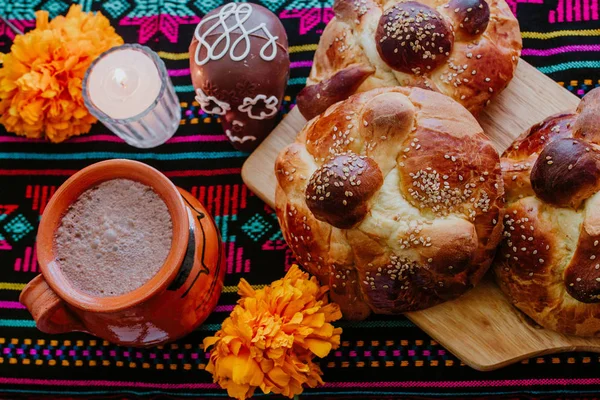 Pan de muerto, mexikói édes kenyér a nap a halottak ünnepe Mexikóban — Stock Fotó