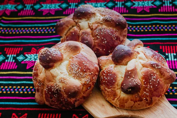Pan de muerto, mexikanisches süßes Brot am Tag der Totenfeier in Mexiko — Stockfoto