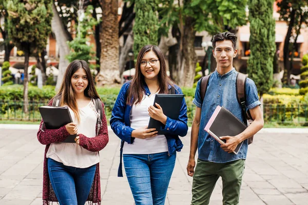 Latinští studenti nebo hispánská skupina přátel v Mexiku, mexičtí mladí lidé. — Stock fotografie