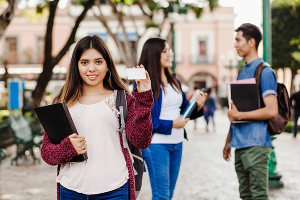 Latin kvinnlig student, latinamerikansk flicka i Mexiko och grupp mexikanska studenter på bakgrund i Mexiko — Stockfoto