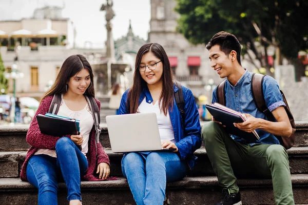 Latinska studenter eller latinamerikanska vänner i Mexiko, mexikanska ungdomar. — Stockfoto