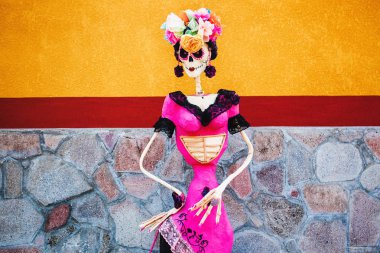 Dia de los Muertos için Meksikalı Catrina, Meksika 'da Ölüm Günü' nde sergilendi.