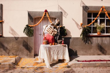 Dia de los Muertos için Meksikalı Catrina, Meksika 'da Ölüm Günü' nde sergilendi.