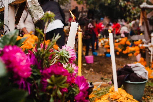 Dia de los Muertos Mexiko, cempasuchil blommor för dagen av de döda, Mexiko kyrkogård — Stockfoto