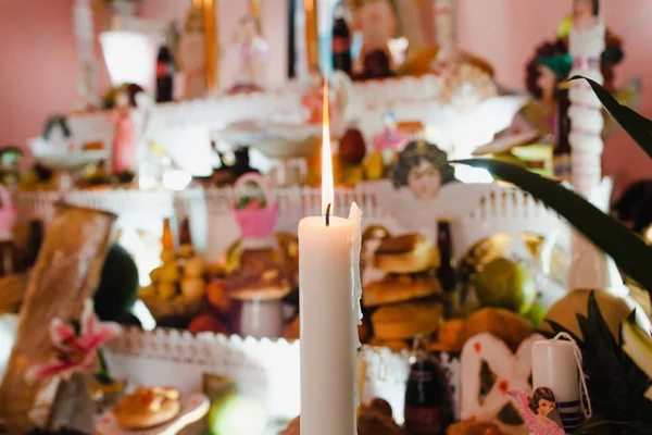 Kerze inmitten von Blumen am Tag der Toten in einem traditionellen mexikanischen Opferfest in dia de los muertos Mexico — Stockfoto