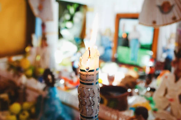 Kerze inmitten von Blumen am Tag der Toten in einem traditionellen mexikanischen Opferfest in dia de los muertos Mexico — Stockfoto