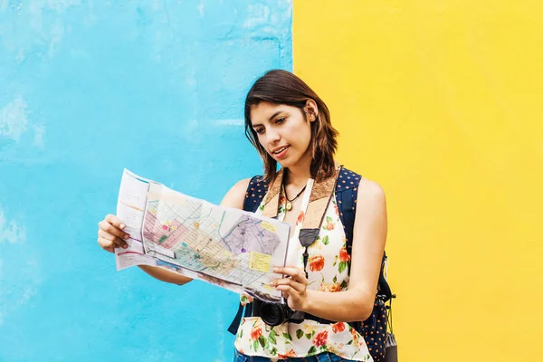 Elinde harita ve kamerayla Meksika 'ya seyahat eden Latin Turist Kadın. Meksikalı Kız sırt çantasıyla tatile çıktı — Stok fotoğraf