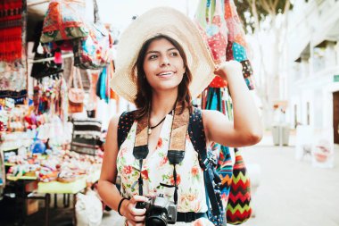 Latin kadın sırt çantalı, Mexico City 'de bir turist pazarında alışveriş yapıyor, Meksikalı gezgin Amerika' da.
