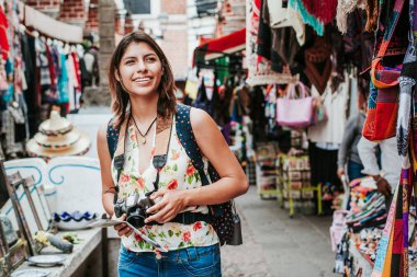 Latin kadın sırt çantalı, Mexico City 'de bir turist pazarında alışveriş yapıyor, Meksikalı gezgin Amerika' da.