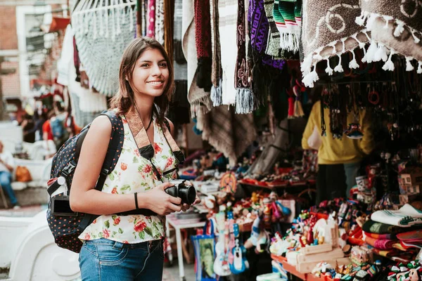 Mochilera latina comprando en un mercado turístico en la Ciudad de México, viajera mexicana en América — Foto de Stock