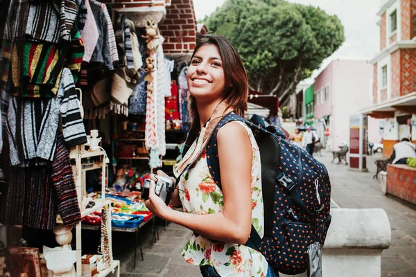 Latin kadın sırt çantalı, Mexico City 'de bir turist pazarında alışveriş yapıyor, Meksikalı gezgin Amerika' da. — Stok fotoğraf