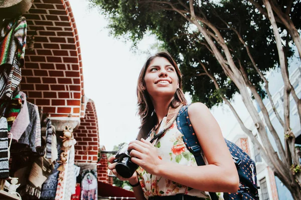 Mochilera latina comprando en un mercado turístico en la Ciudad de México, viajera mexicana en América — Foto de Stock