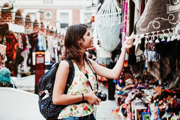 Latin kadın sırt çantalı, Mexico City 'de bir turist pazarında alışveriş yapıyor, Meksikalı gezgin Amerika' da. — Stok fotoğraf