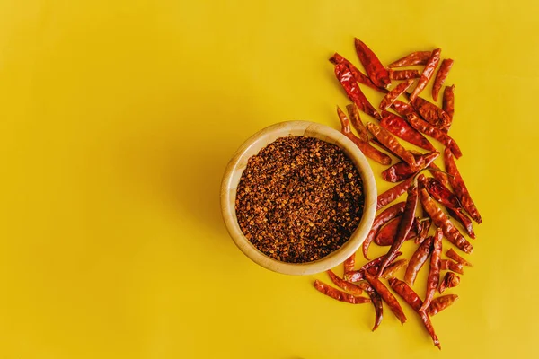 Gedroogde Rode Chili Paprika Guajillo Chili Poeder Kruiden Gele Achtergrond — Stockfoto