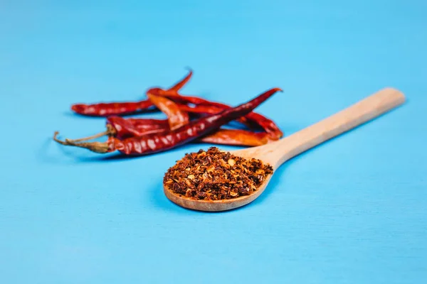 Gedroogde Rode Chili Pepers Chili Poeder Kruiden Blauwe Achtergrond Mexico — Stockfoto