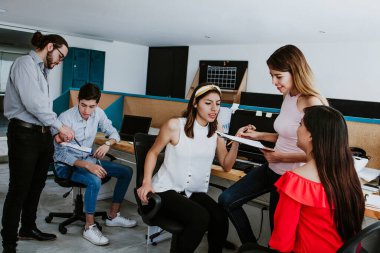 Ofiste bilgisayarla çalışan Latin insanlar, Meksika 'da birlikte çalışan bir grup genç Meksikalı.
