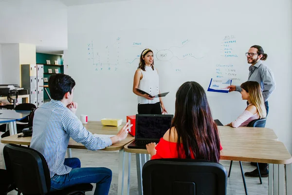 Junge Lateinamerikanerin Büro Oder Kreativer Teamarbeit Mexikanerinnen Mexiko Stadt — Stockfoto